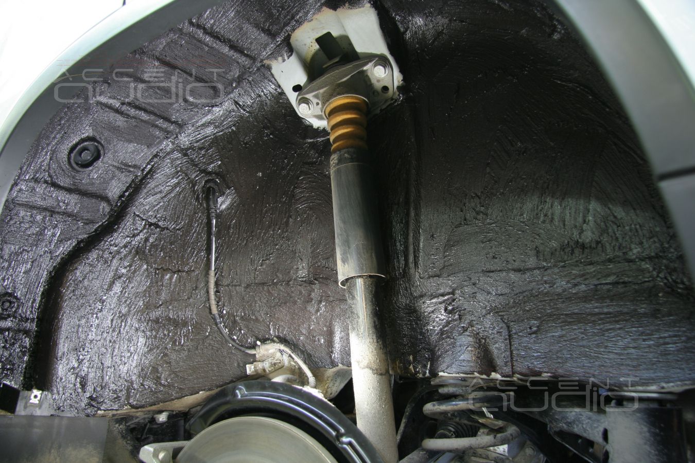 Шумоизоляция колесных арок в Volkswagen Tiguan