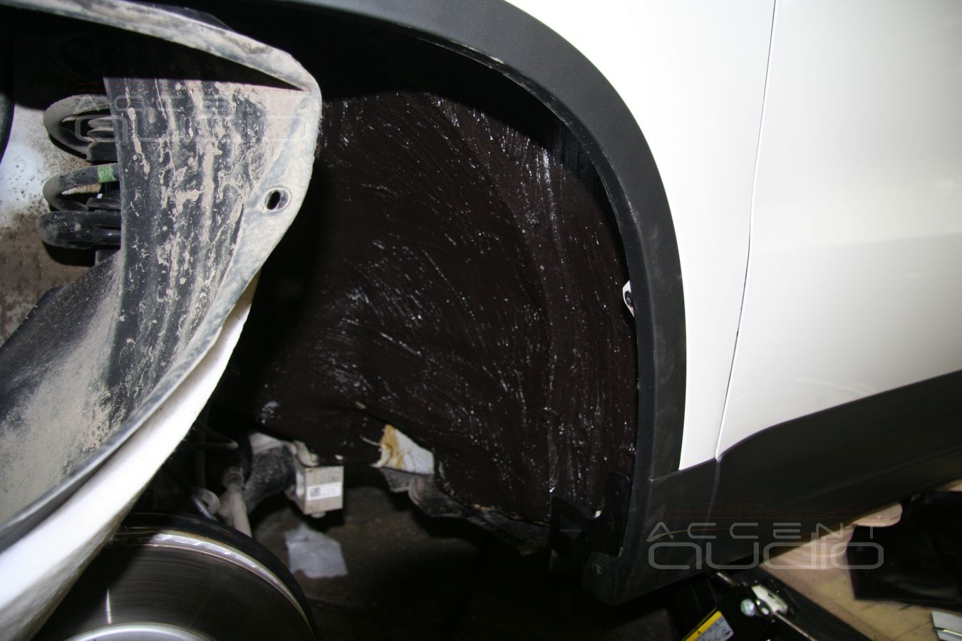 Шумоизоляция колесных арок в Volkswagen Tiguan