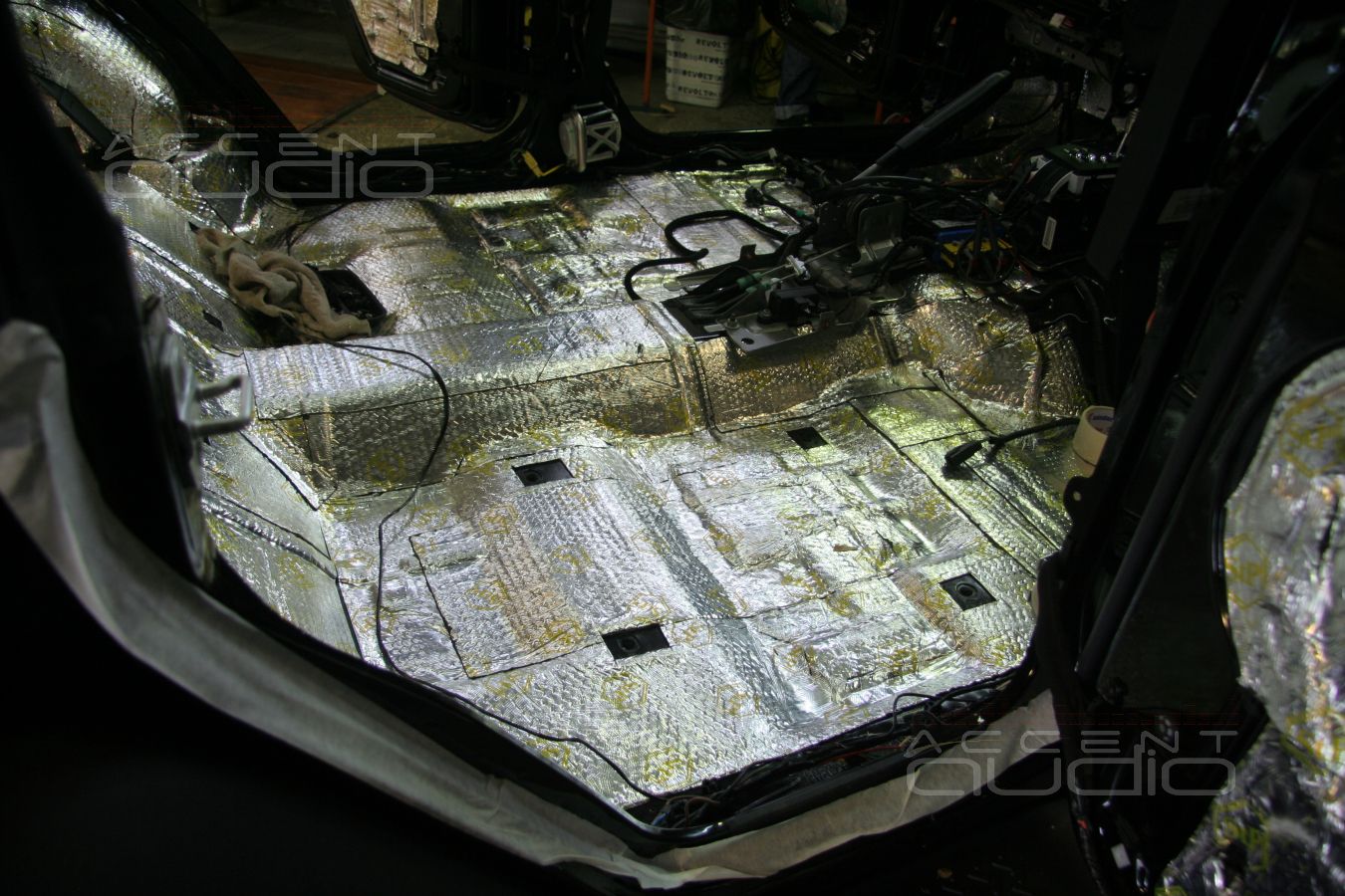 Тюнинг: шумоизоляция Jeep Wrangler, установка инвертора и модификация проводки