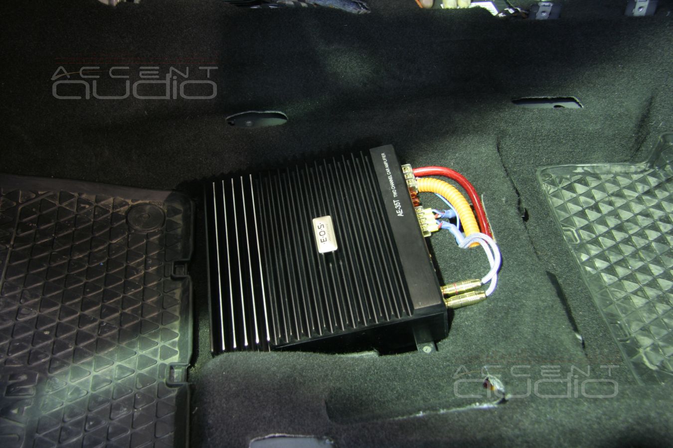 Скрытая установка усилителей в Volkswagen Tiguan