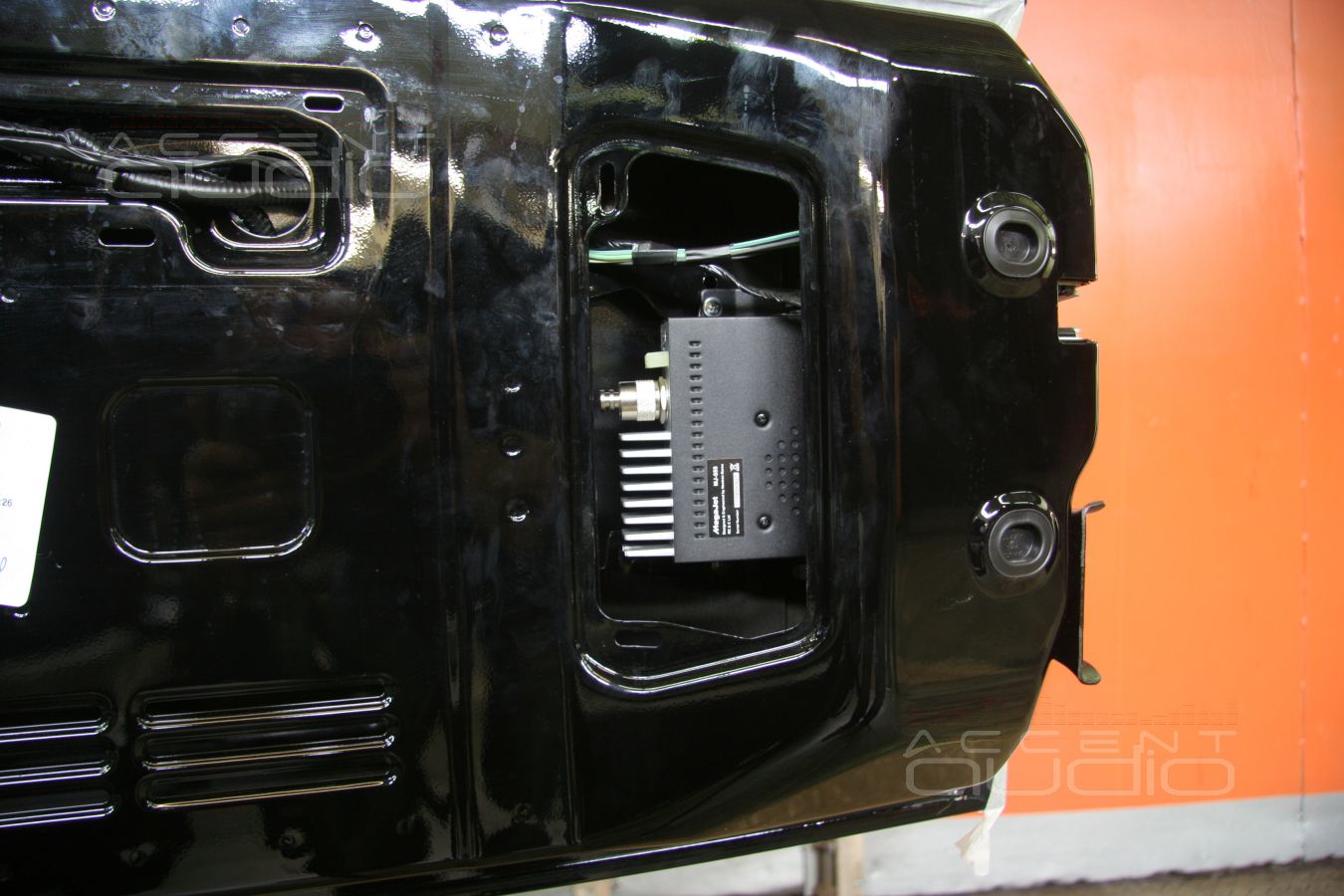 Тюнинг: установка радиостанции Megajet 555 в новый Jeep Wrangler