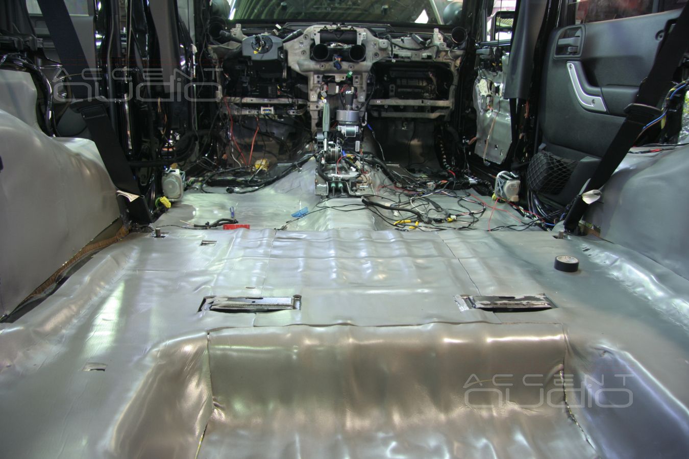 Тюнинг: шумоизоляция Jeep Wrangler, установка инвертора и модификация проводки