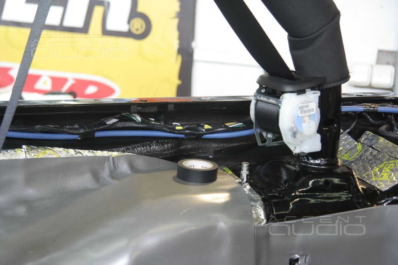 Тюнинг: шумоизоляция Jeep Wrangler, установка инвертора и модификация проводки