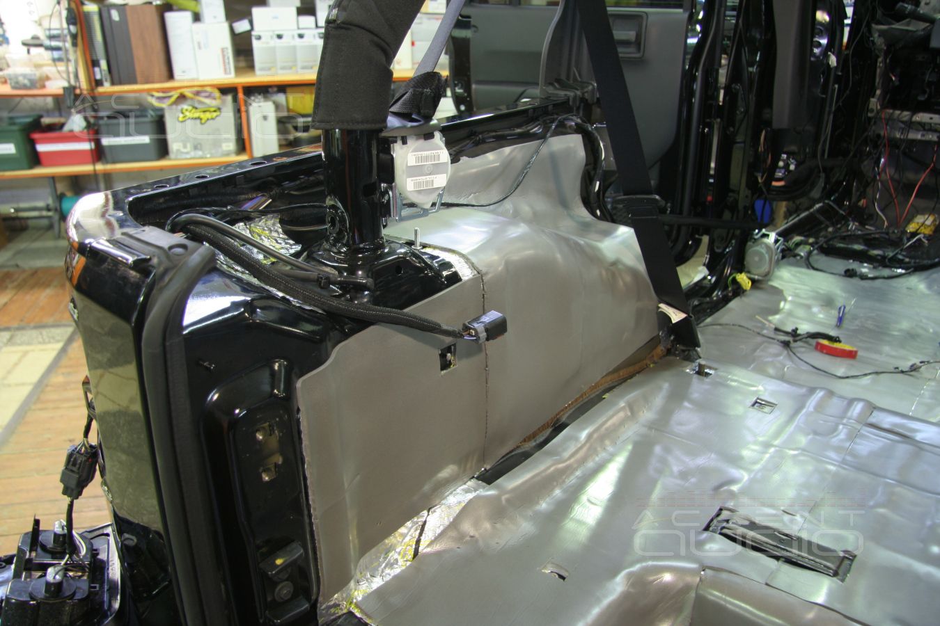 Тюнинг: шумоизоляция Jeep Wrangler, установка инвертора и модификация проводки