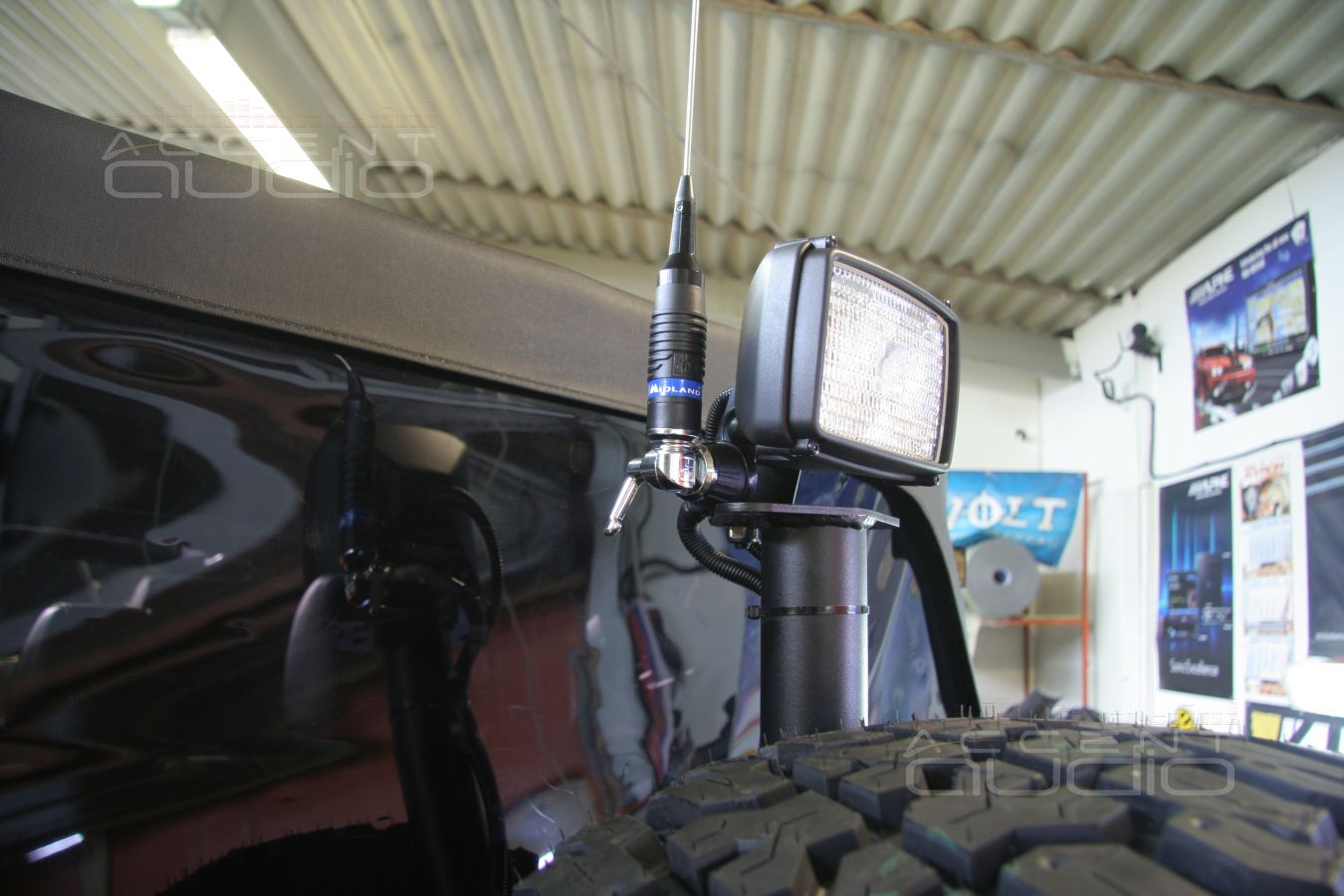 Тюнинг: установка радиостанции Megajet 555 в новый Jeep Wrangler