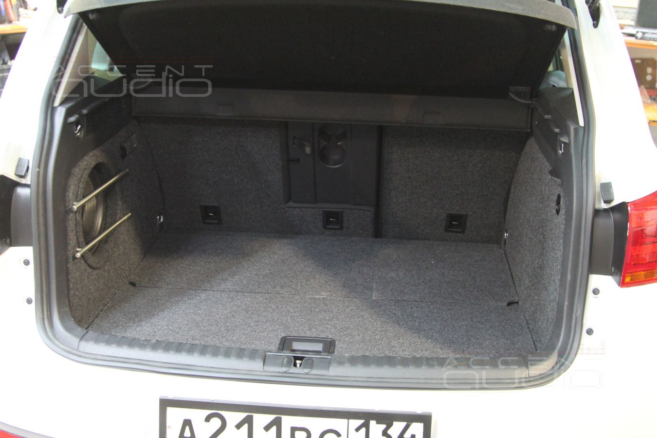Сабвуфер в Volkswagen Tiguan