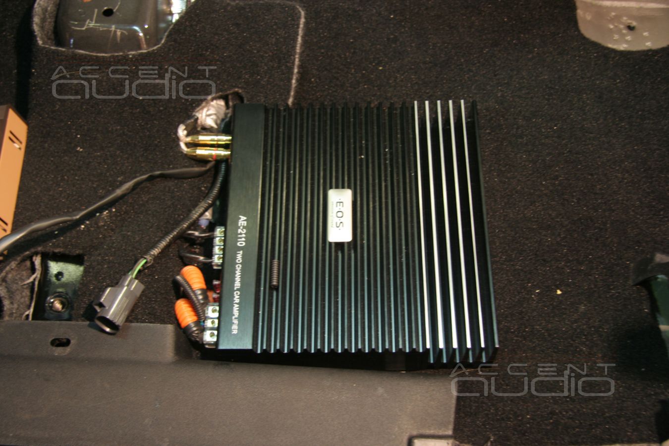 Установка сабвуферного усилителя в Jeep Wrangler