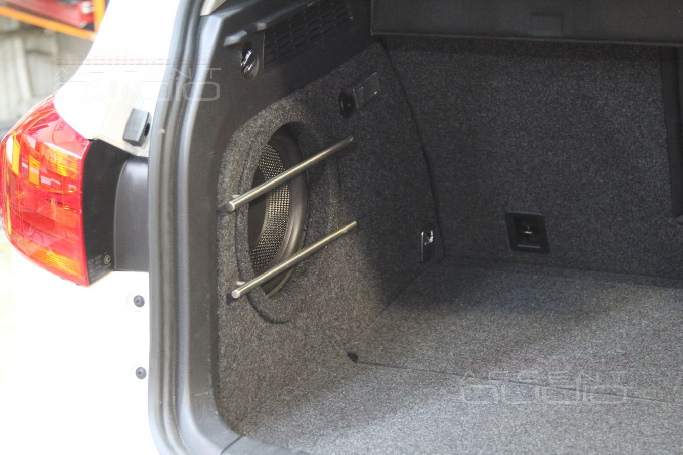 Сабвуфер в Volkswagen Tiguan