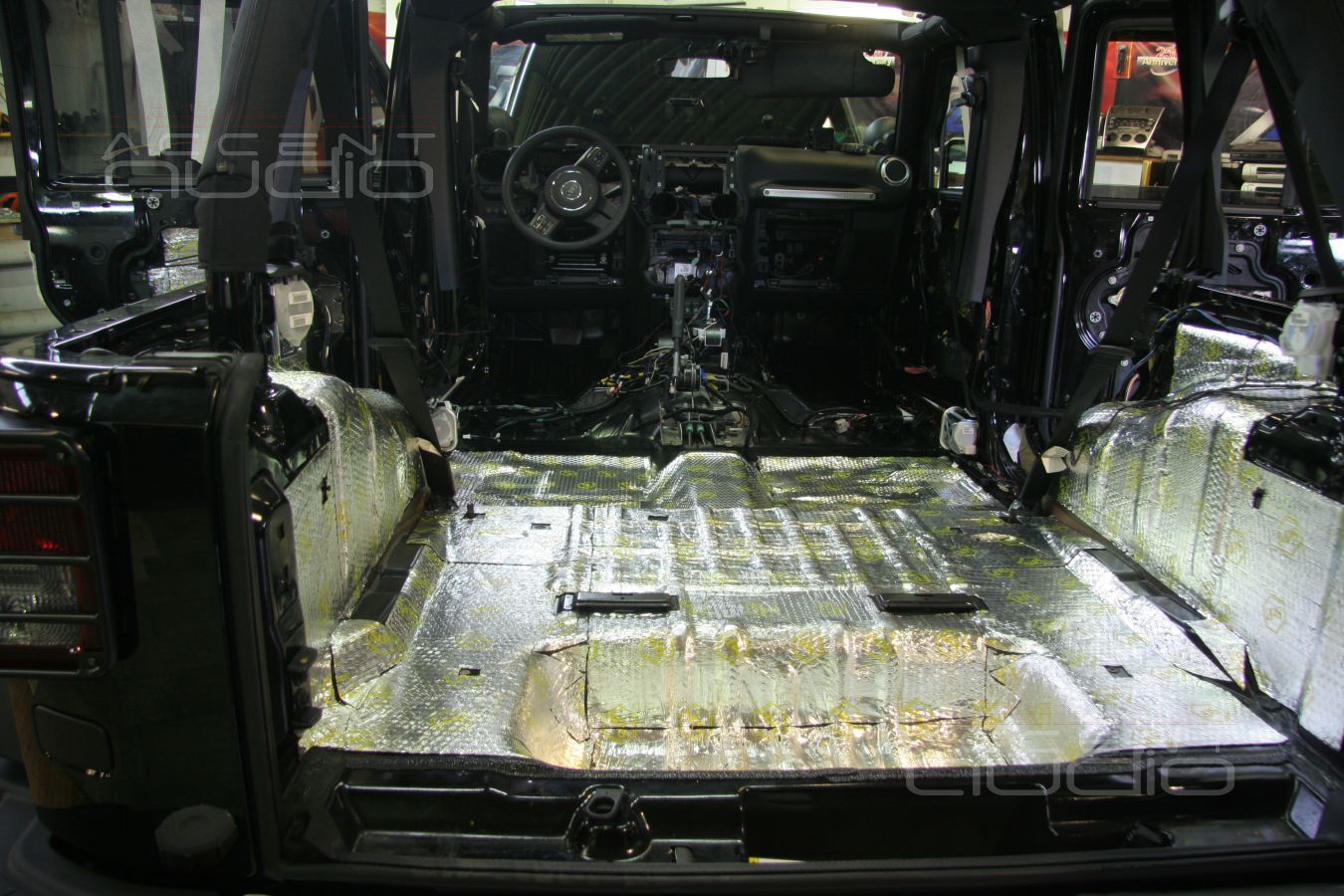 Тюнинг: шумоизоляция Jeep Wrangler, установка инвертора и модификация проводки