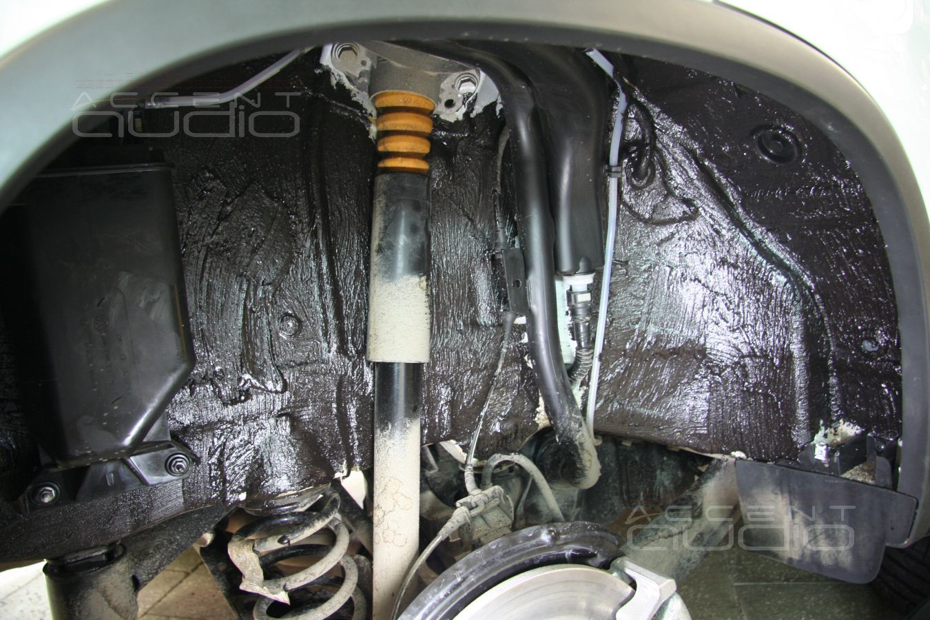 Шумоизоляция колесных арок в Volkswagen Tiguan