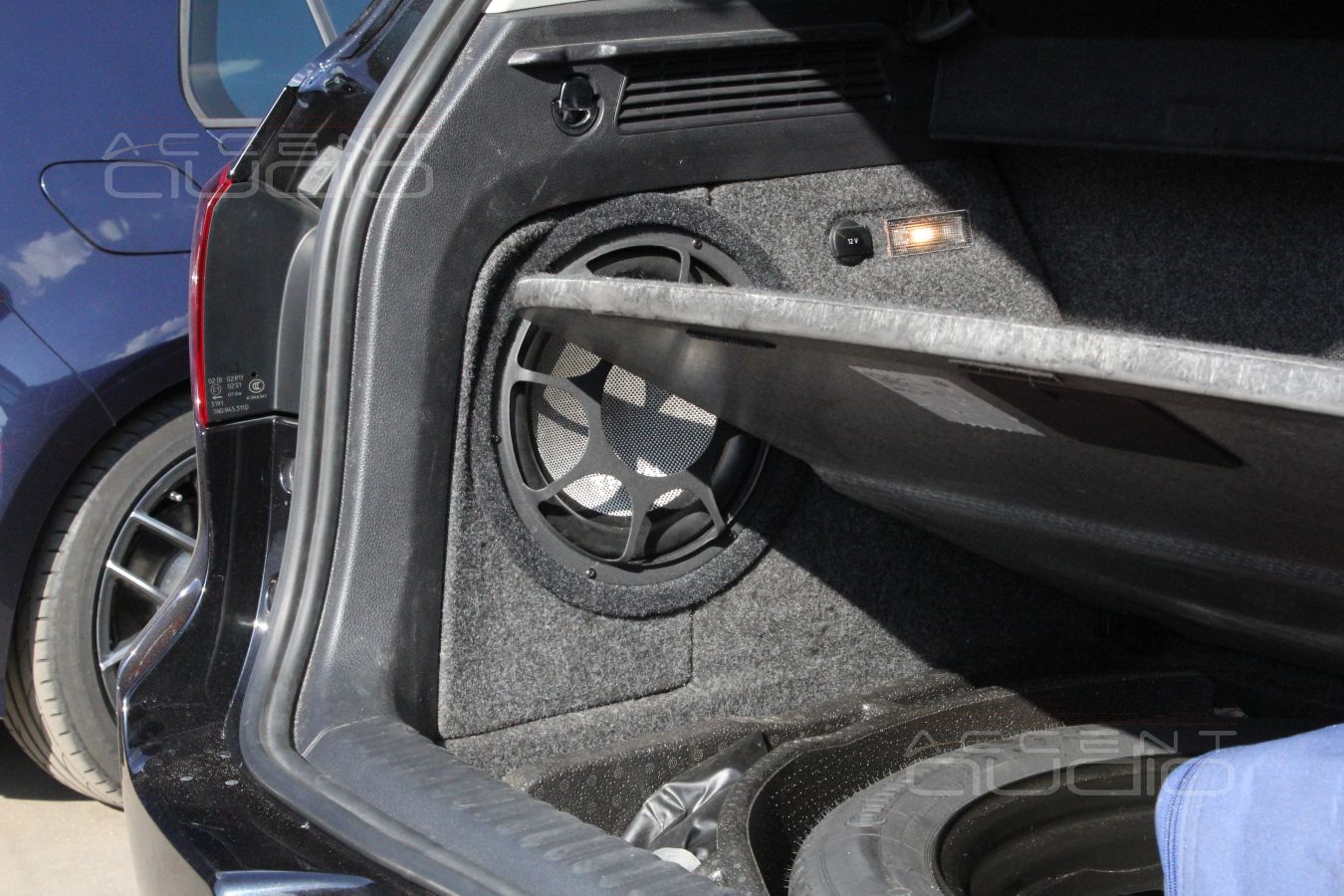 Сабвуфер в Volkswagen Tiguan