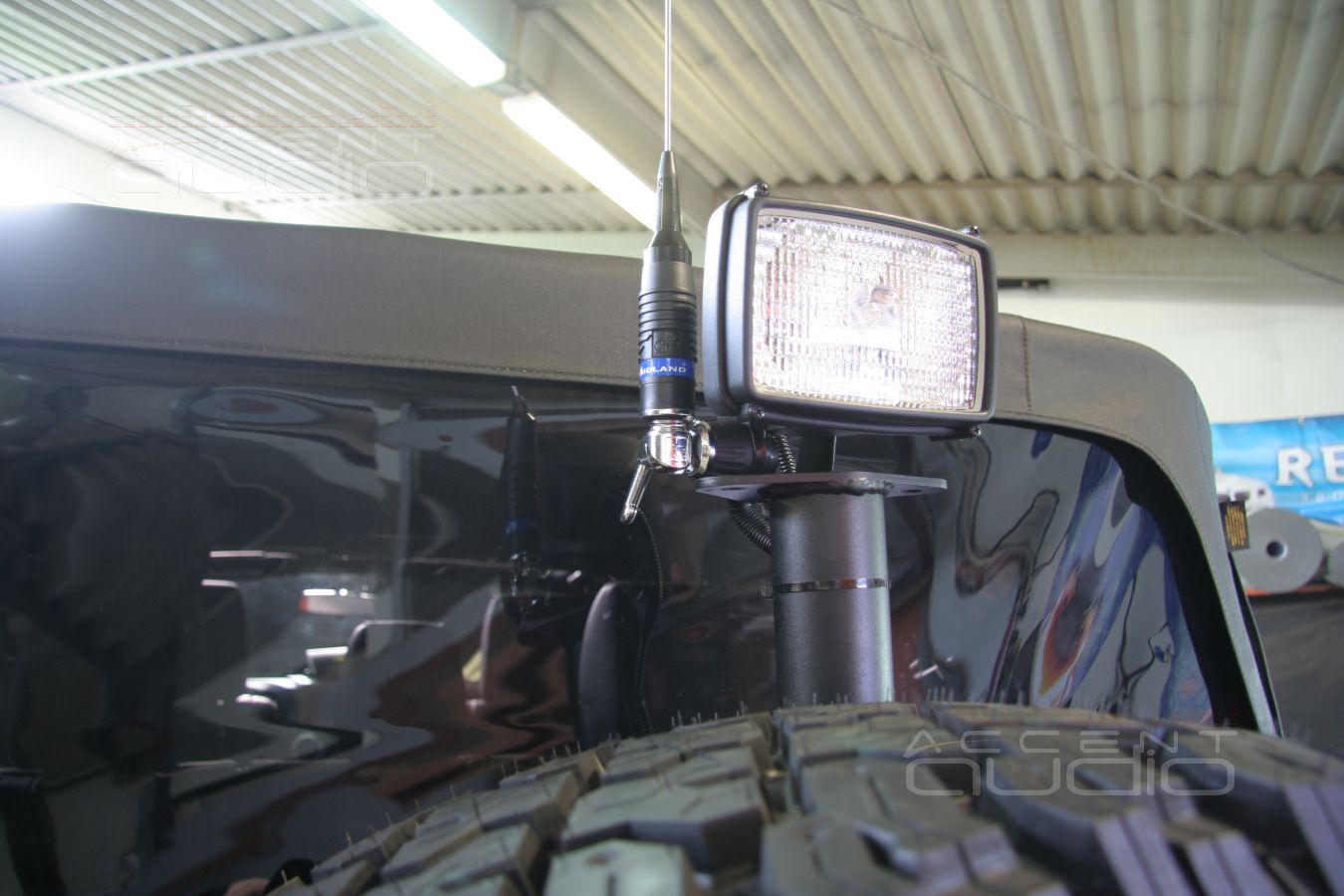 Тюнинг: установка радиостанции Megajet 555 в новый Jeep Wrangler