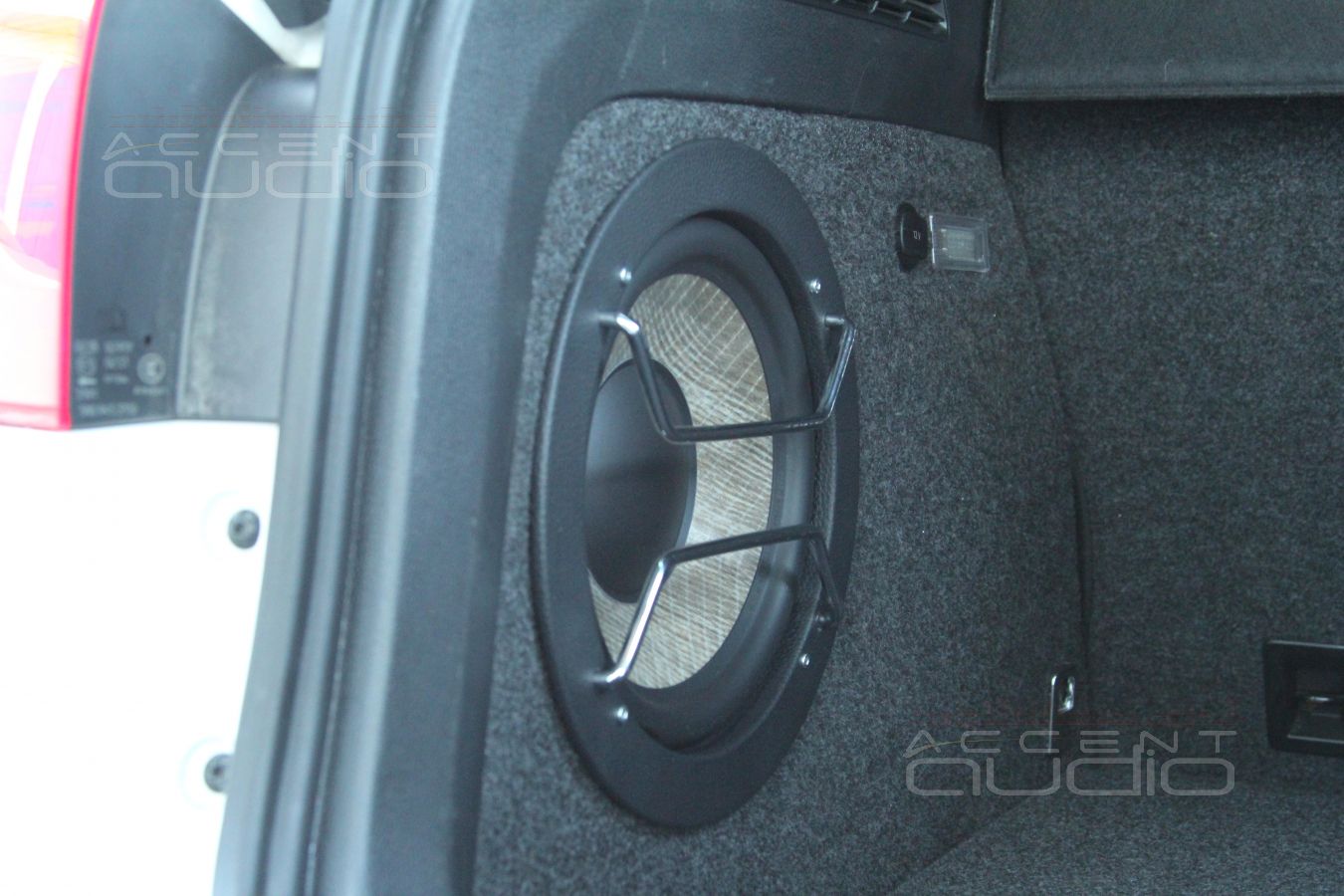 Сабвуфер в Volkswagen Tiguan