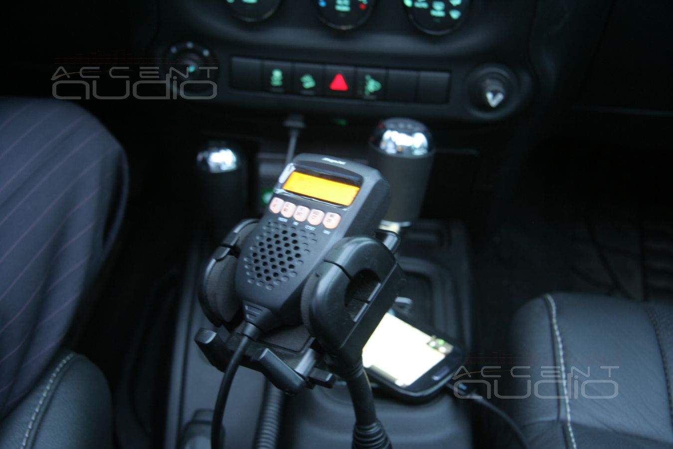 Тюнинг: установка радиостанции Megajet 555 в новый Jeep Wrangler