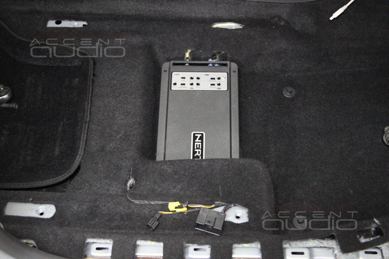 Скрытая установка усилителей в Volkswagen Tiguan