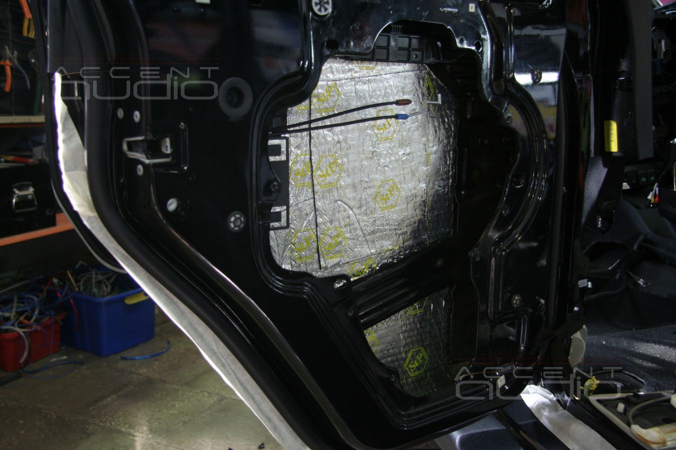 Тюнинг: шумоизоляция Jeep Wrangler, установка инвертора и модификация проводки