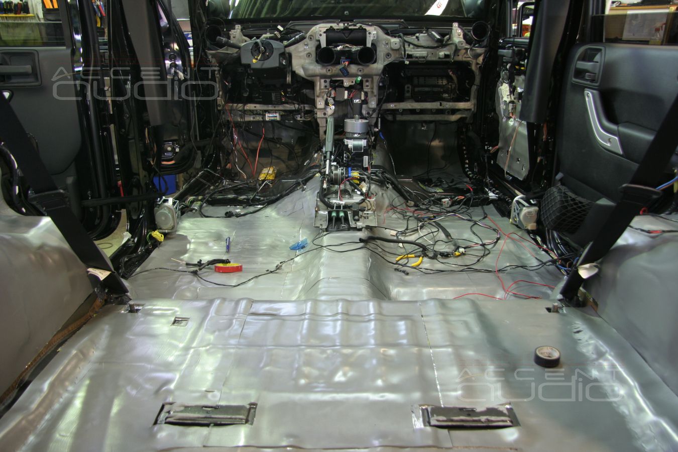 Тюнинг: шумоизоляция Jeep Wrangler, установка инвертора и модификация проводки