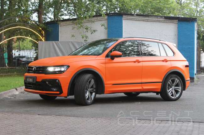 Оранжевое настроение: инсталляция премиум класса в Volkswagen Tiguan