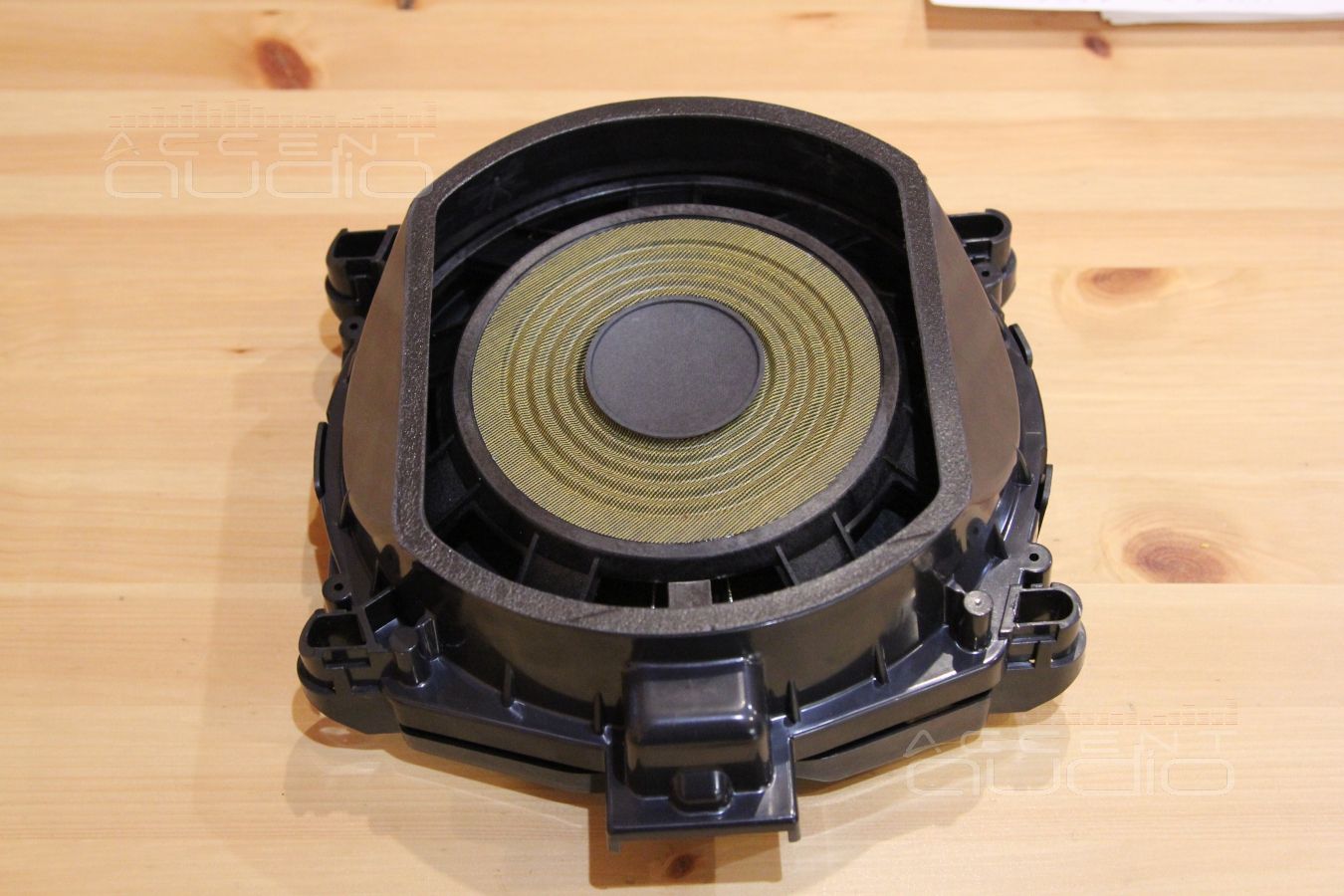 Установка подсидельных мидбасов Eton в BMW X5