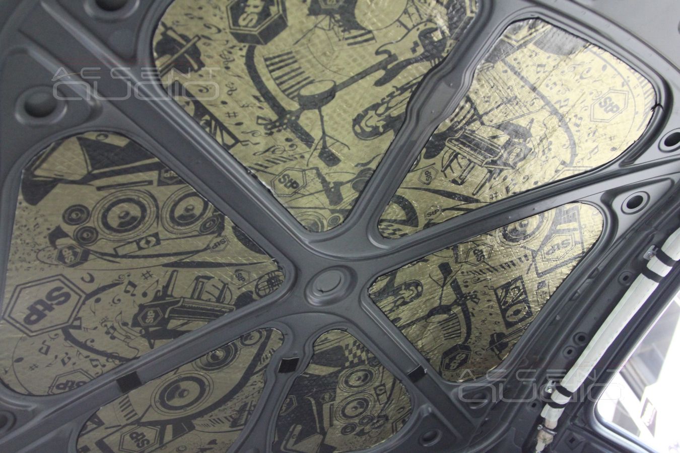 Шумоизоляция крыши Nissan GT-R в 2 слоя