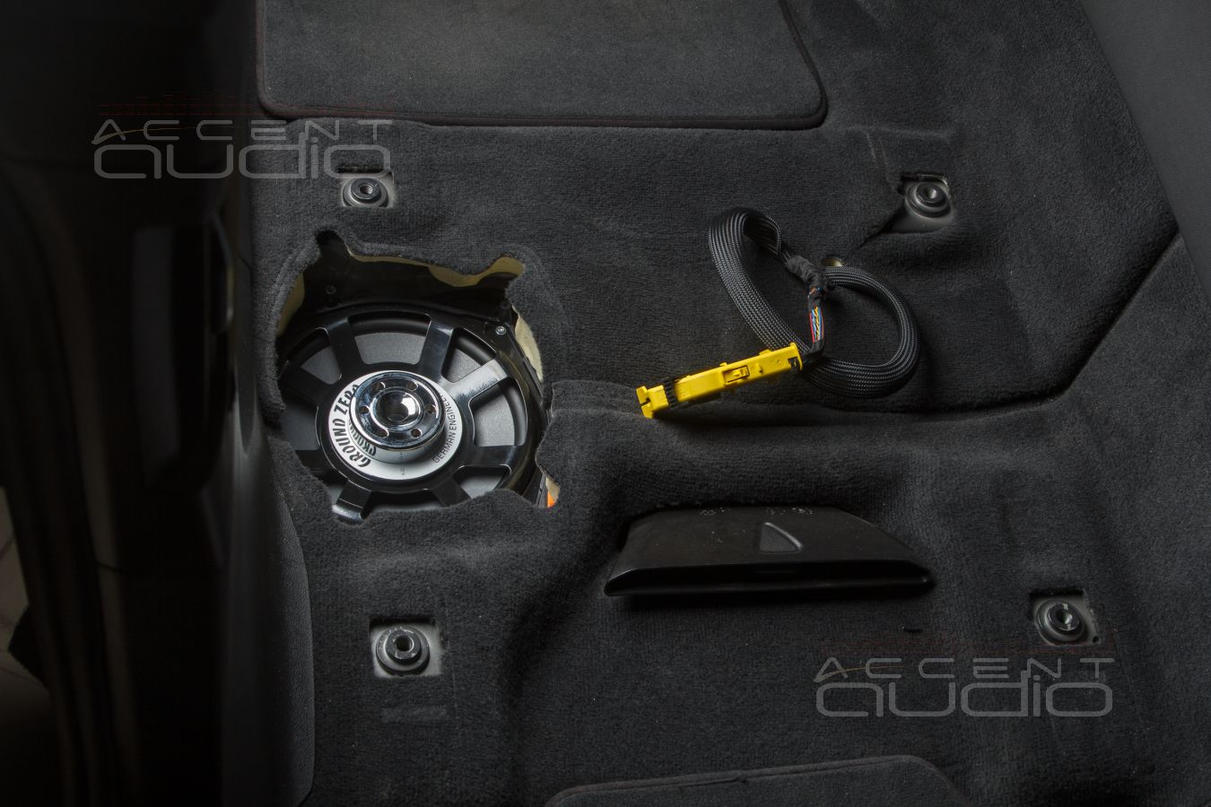 Штатный монтаж внутрипольных вуферов GroundZero