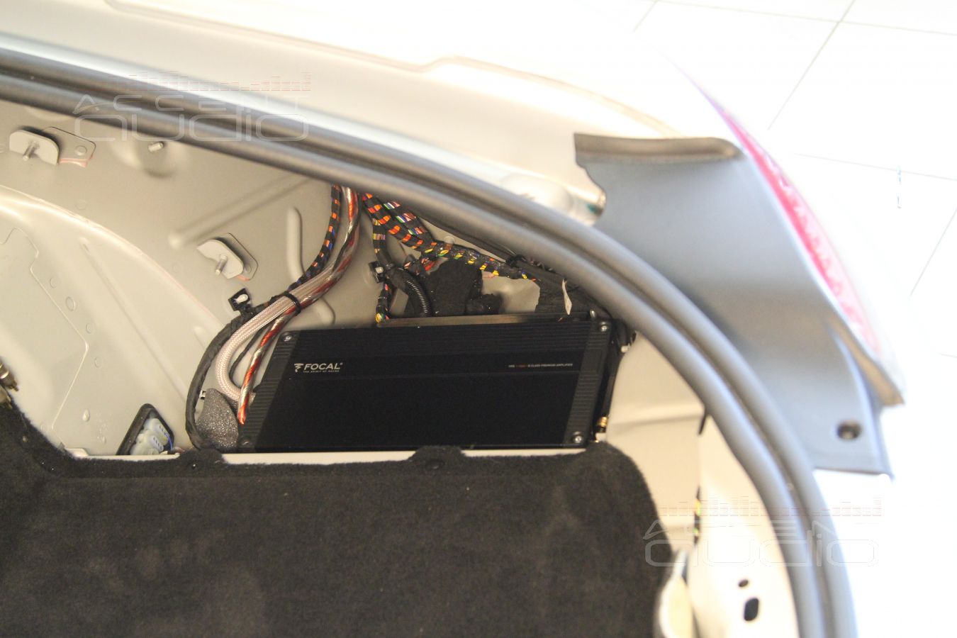 Скрытая установка сабвуферного усилителя Focal FPX в Mercedes-Benz GT