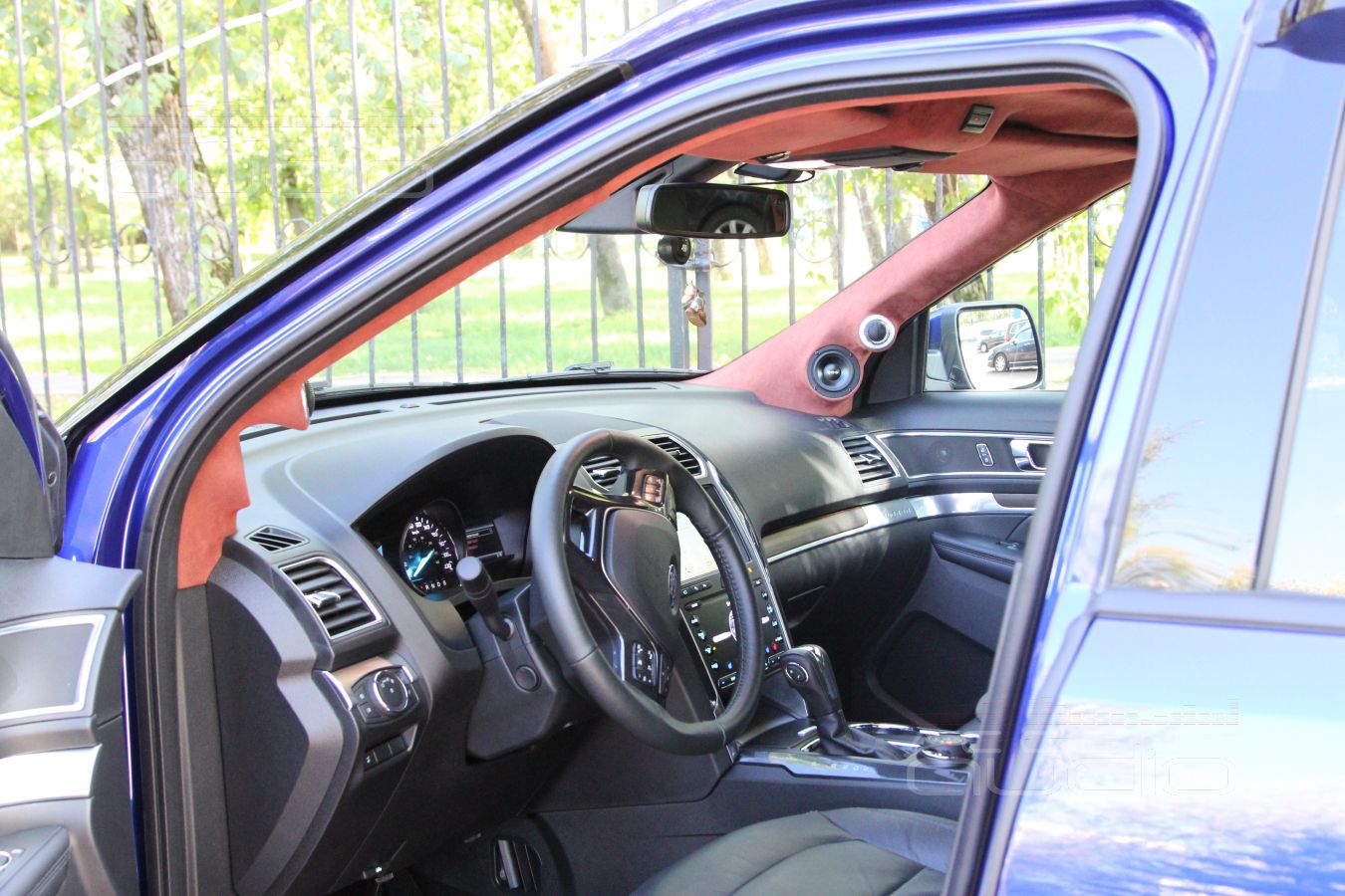 Установка СЧ-ВЧ: подиумы под твитеры и среднечастотные динамики в Ford Explorer