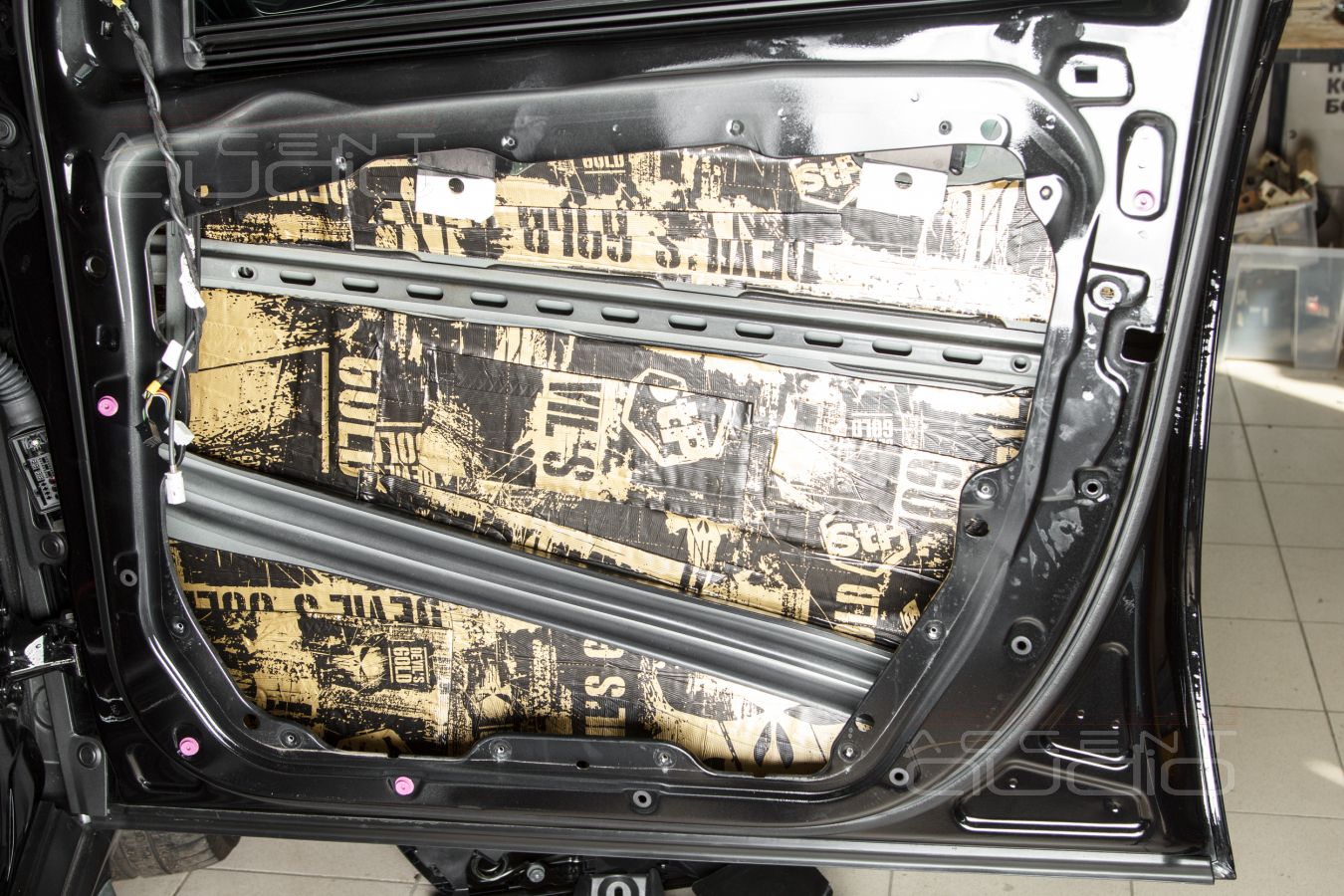 Штатная, скрытая установка среднечастотных динамиков Blam и AMP в Mercedes GLE