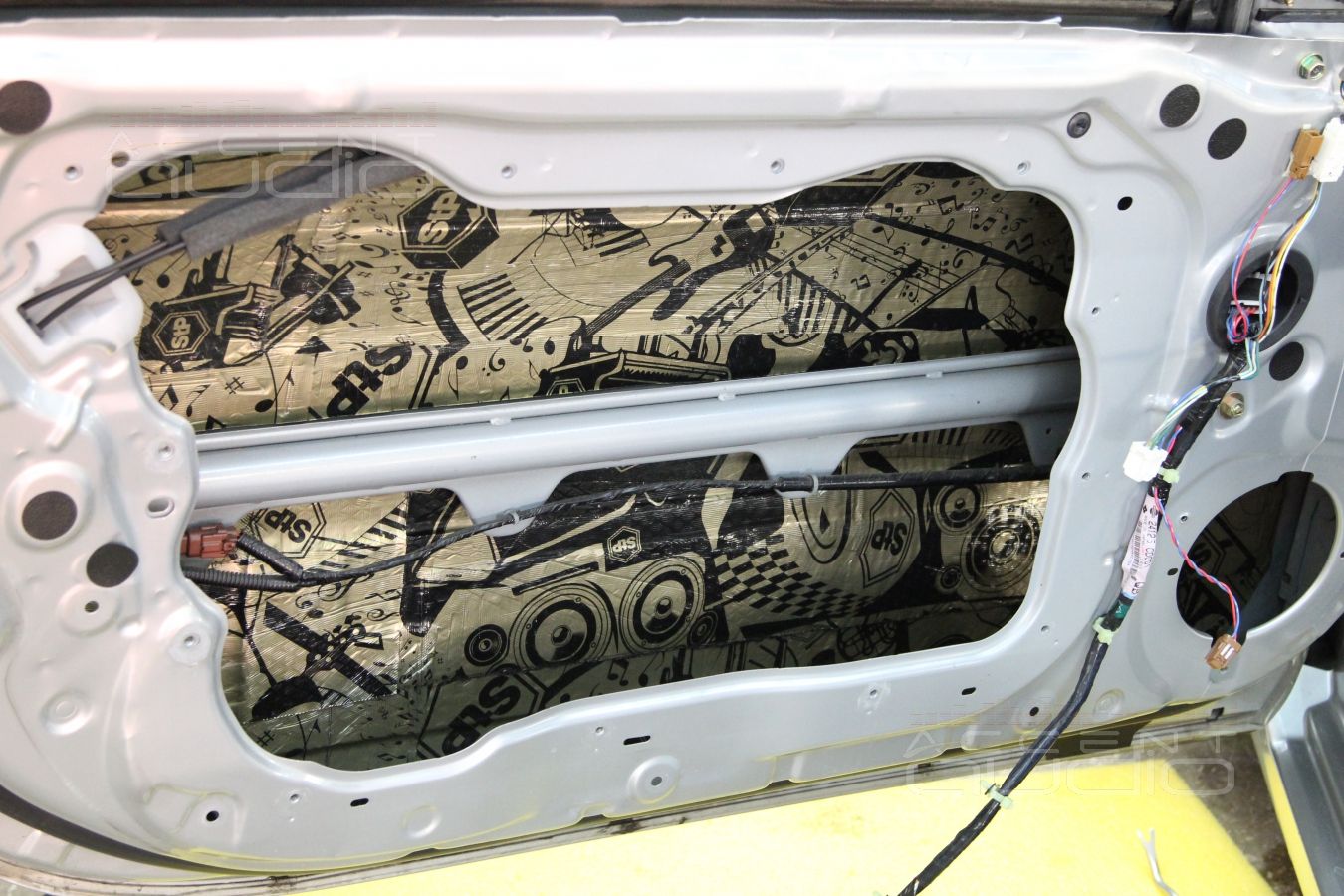 Установка акустики Focal Performance в Nissan 350Z