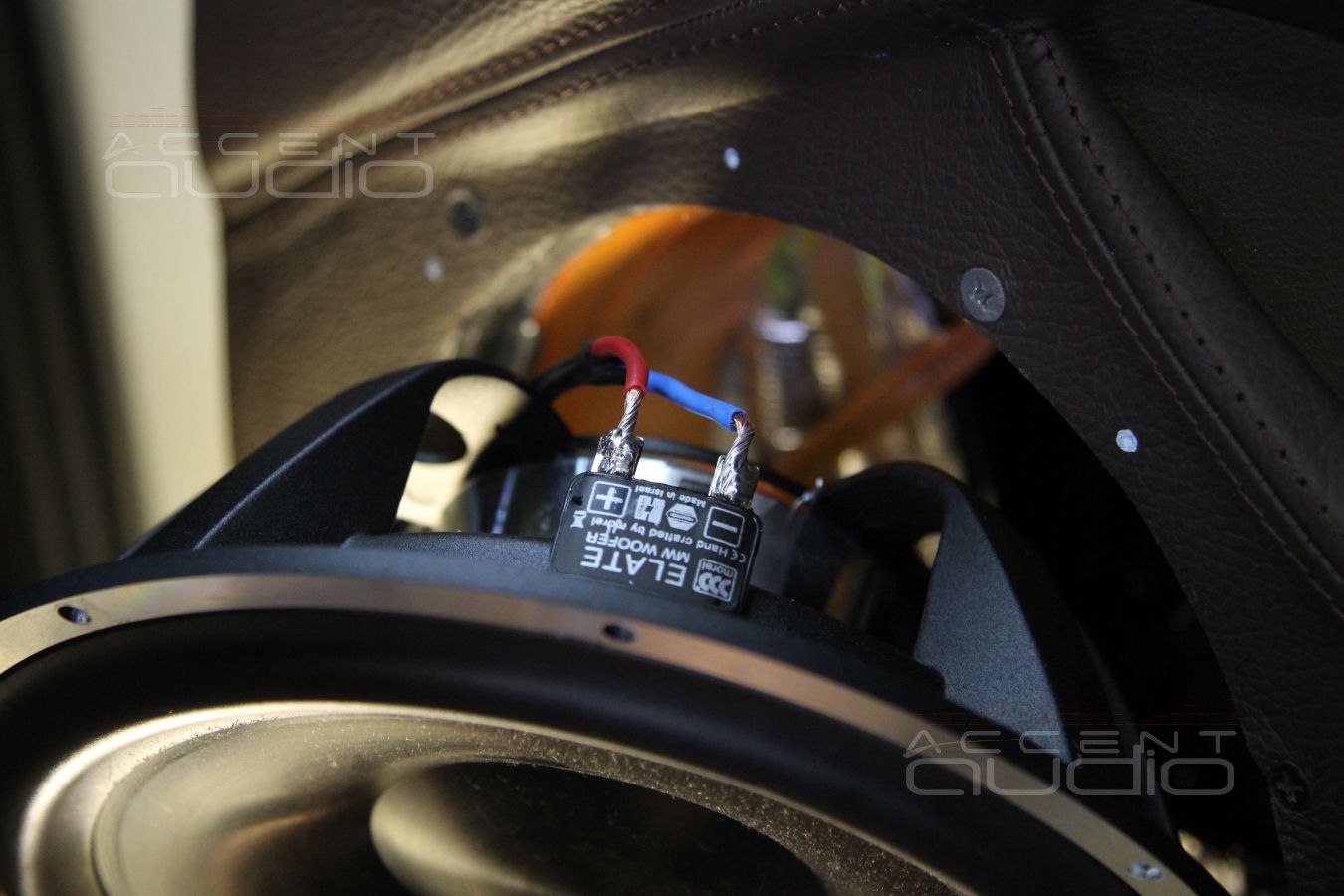 Процесс установки динамиков в двери BMW X5