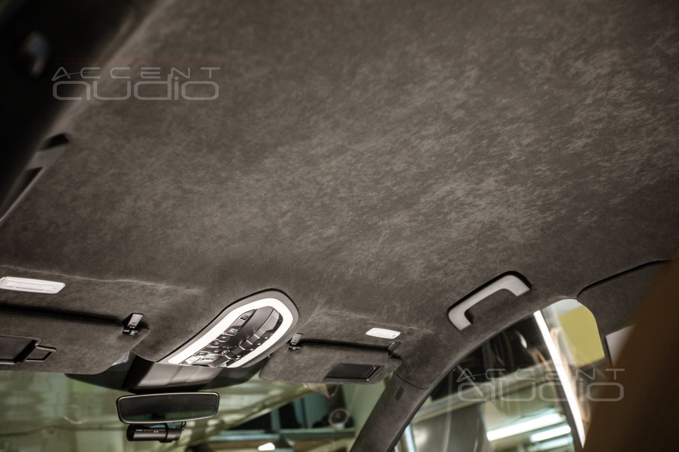 Перетяжка потолка Porsche Macan в Alcantara 9052 – богатый и фирменный стиль