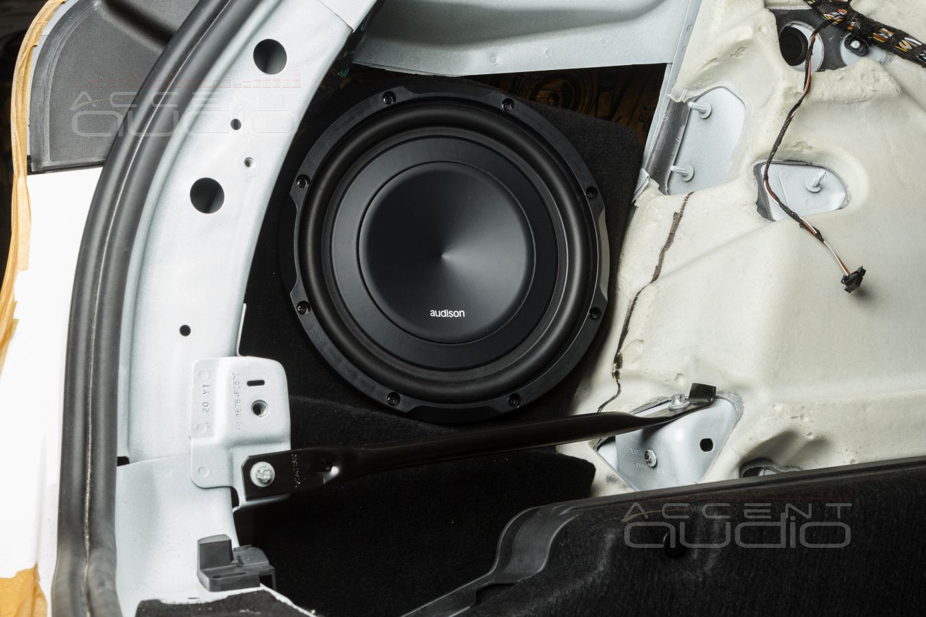 Интеграция полноценного сабвуфера в новый Mercedes-Benz GLE – штатно!