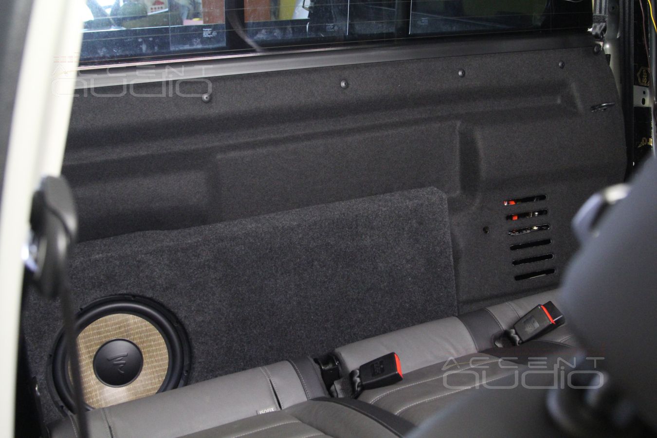 Сабвуфер-стелс для VW Amarok: Focal P25FS в корпусе SuperSlim