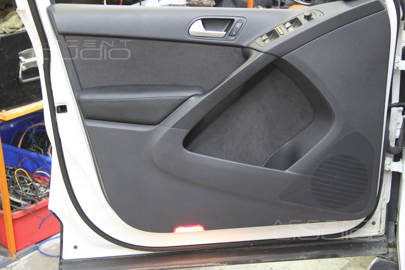 Volkswagen Tiguan: подсветка в дверях. Меняем отражатели на плафоны.