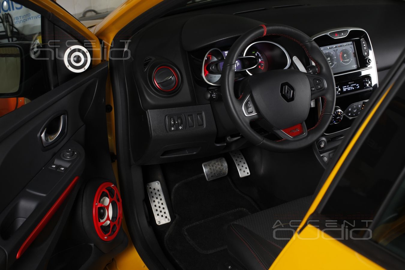 Подиумы под акустику Bewith в Renault Clio Sport