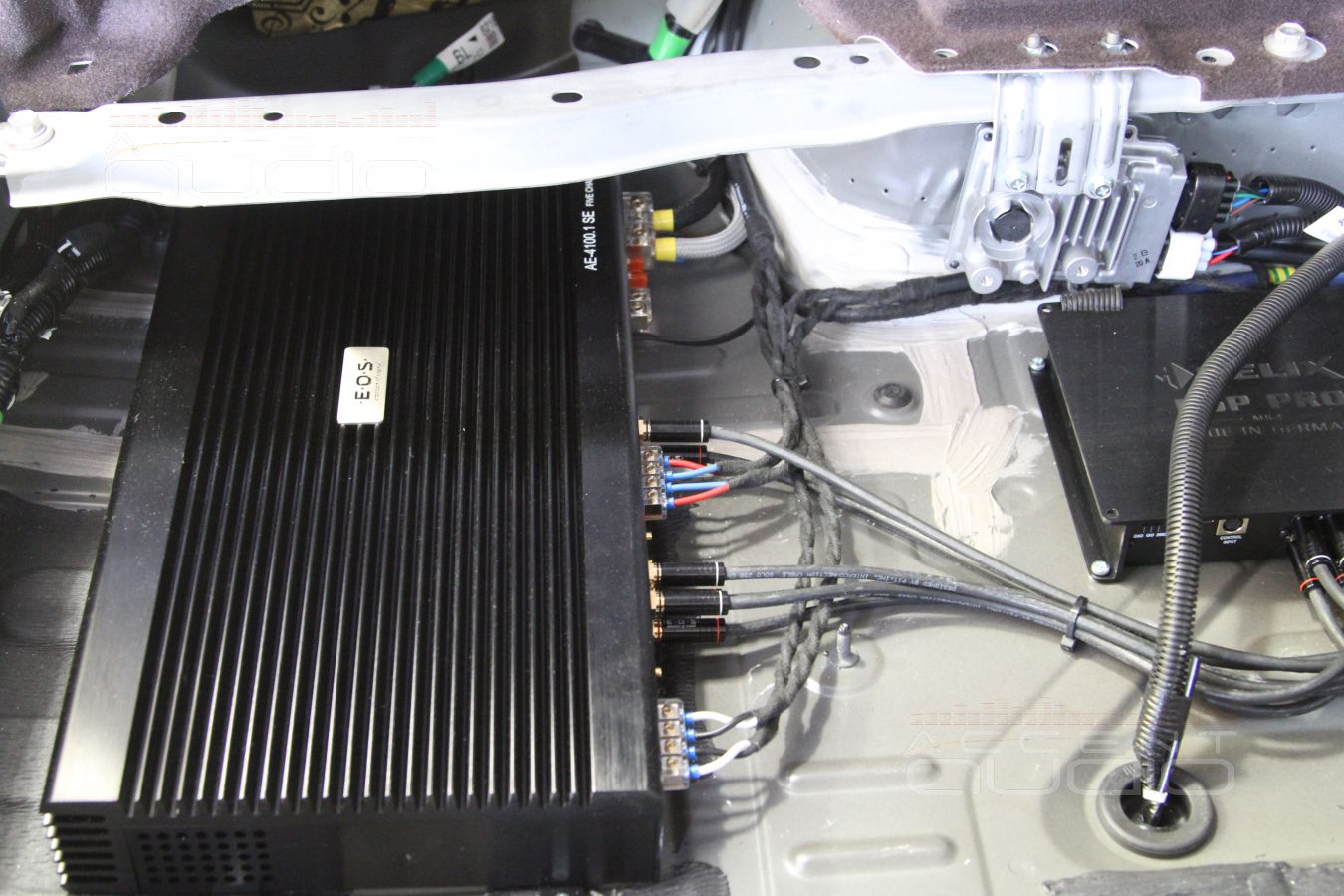 Скрытая установка усилителей и аудиопроцессора в кузове Lexus RX350.