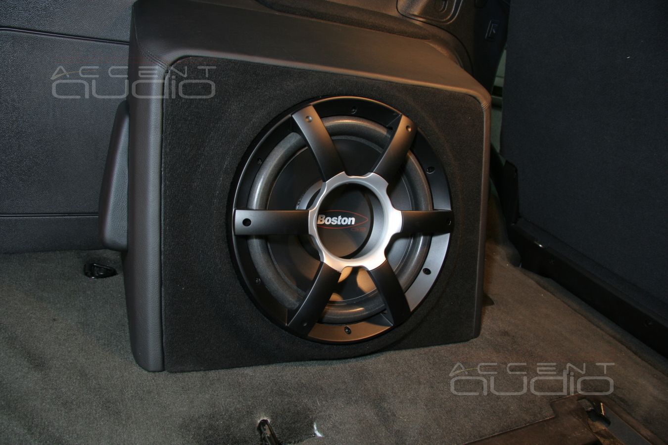 Съемный сабвуфер-стелс Boston в Chevrolet Tahoe