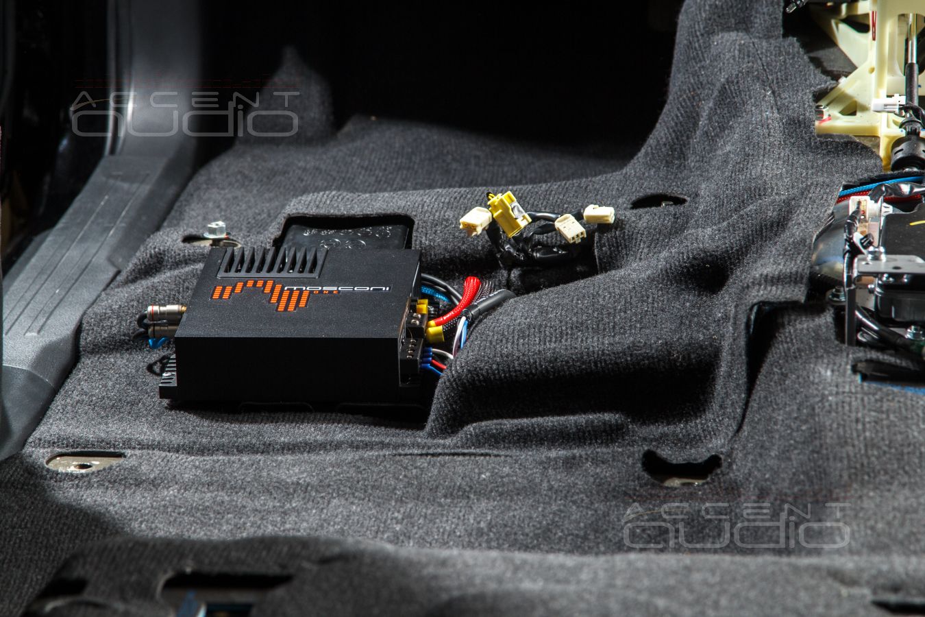 Скрытый монтаж усилителей Helix и Mosconi в Mitsubishi Pajero Sport