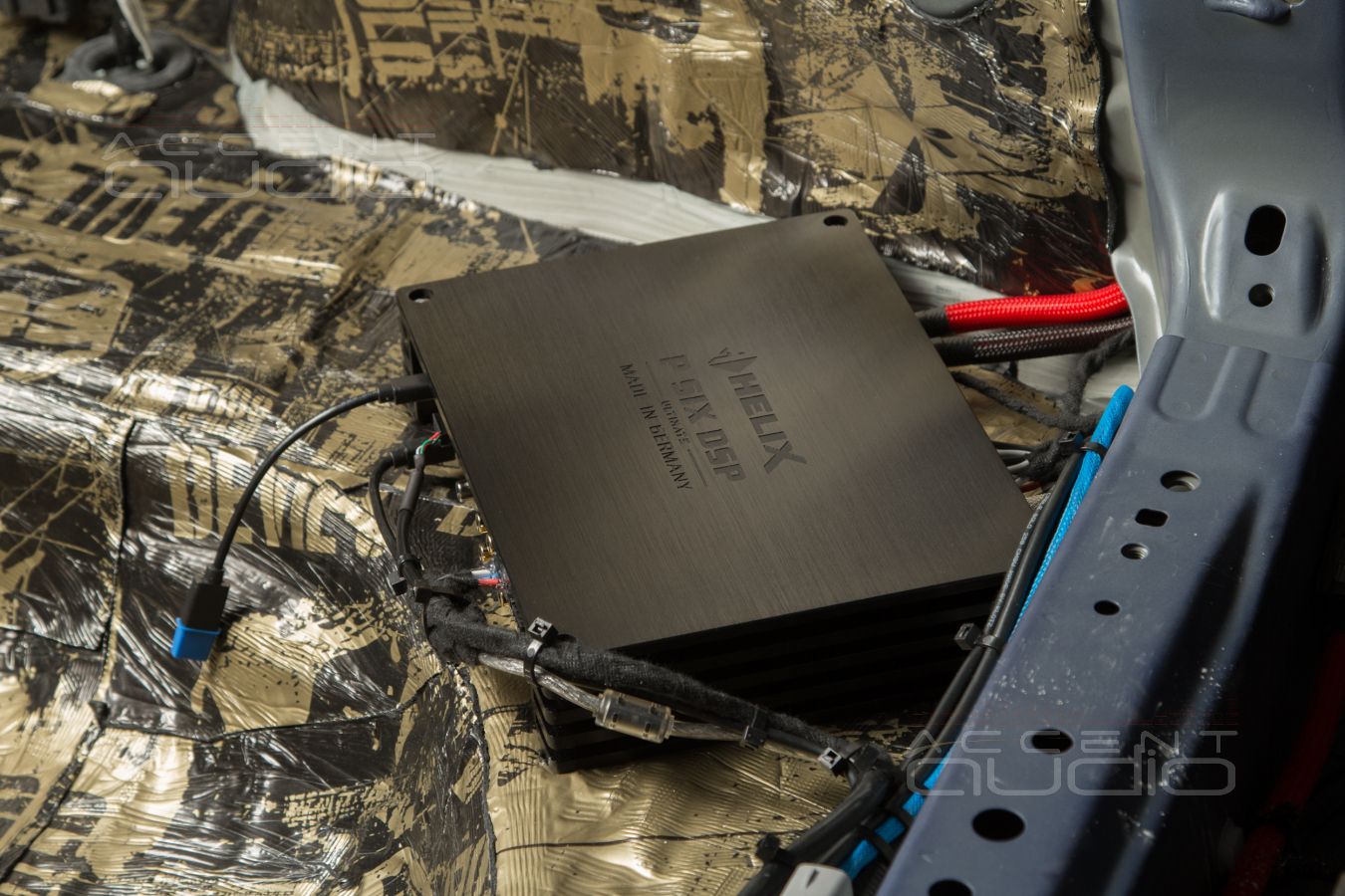 Скрытая установка усилителей Helix в Toyota RAV4