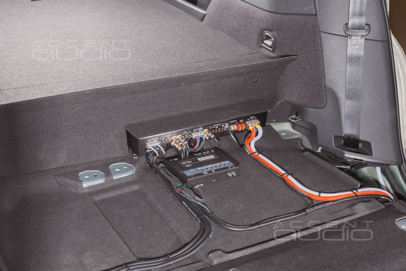 Установка усилителя и аудиопроцессора в Skoda KODIAQ