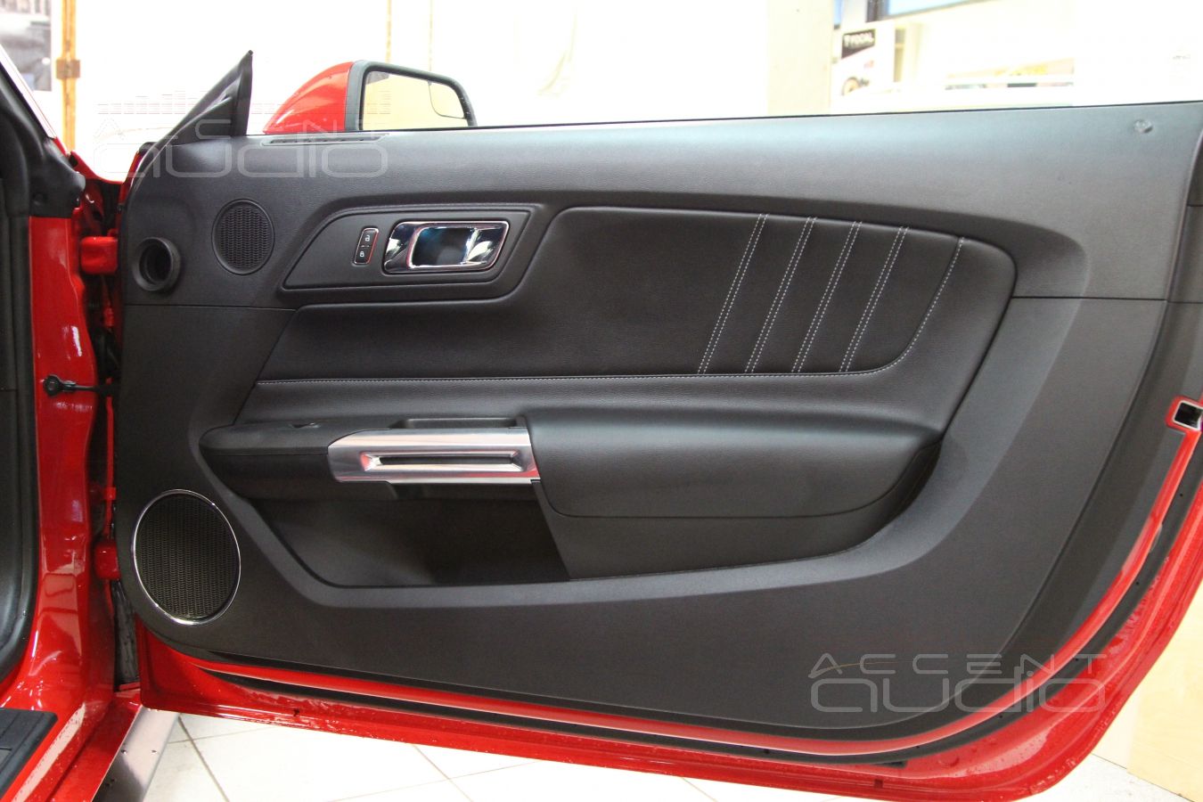 Красный Mustang + желтый Focal = оригинальный дизайн новой аудиосистемы