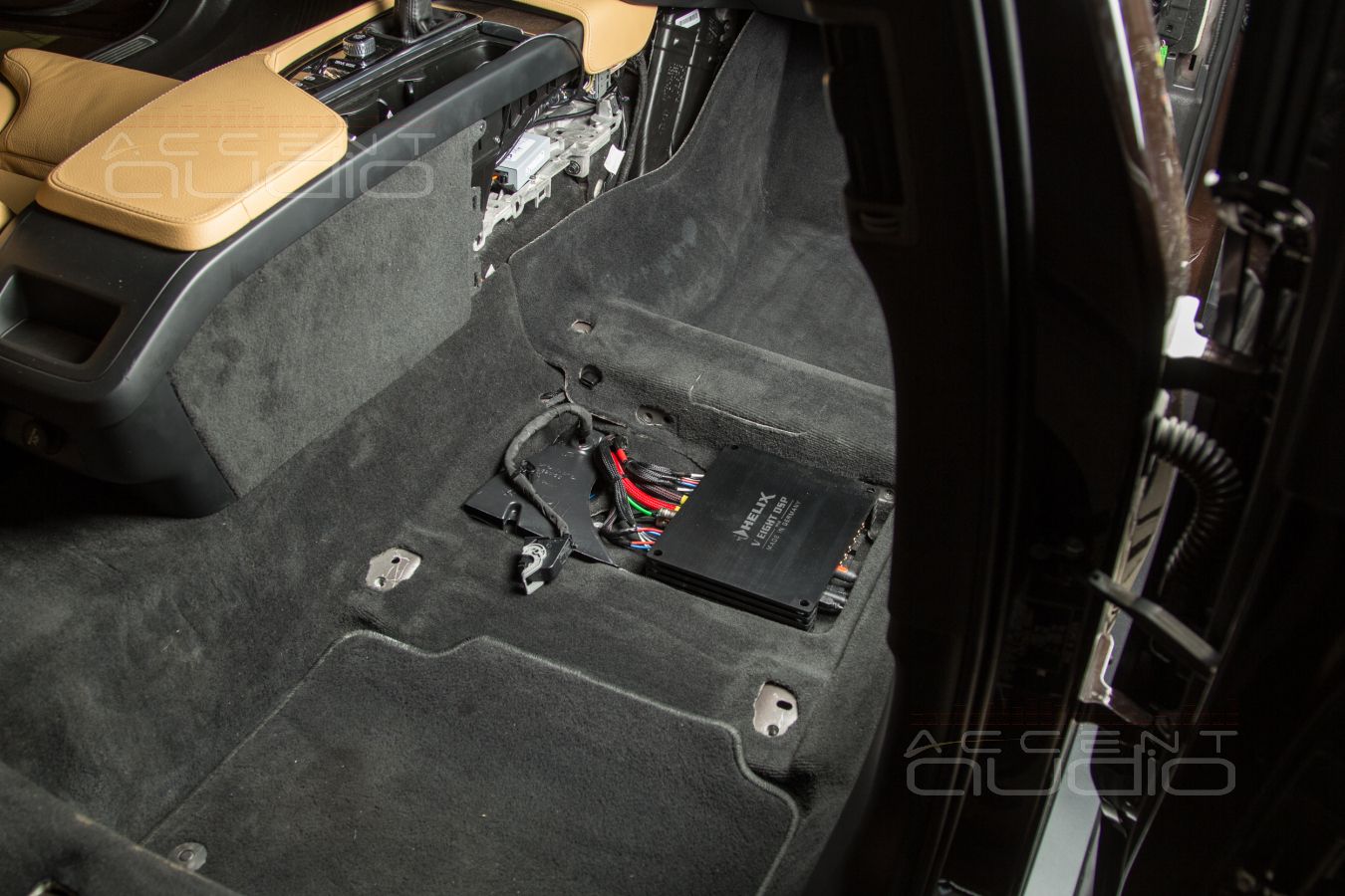 Полностью скрытый монтаж усилителей Helix в Volvo V90 Cross Country