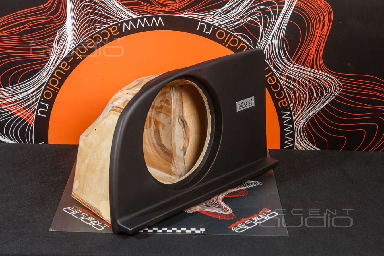 Звук Стиль Бас Focal – фирменный сабвуфер-стелс специально для Mercedes CLS