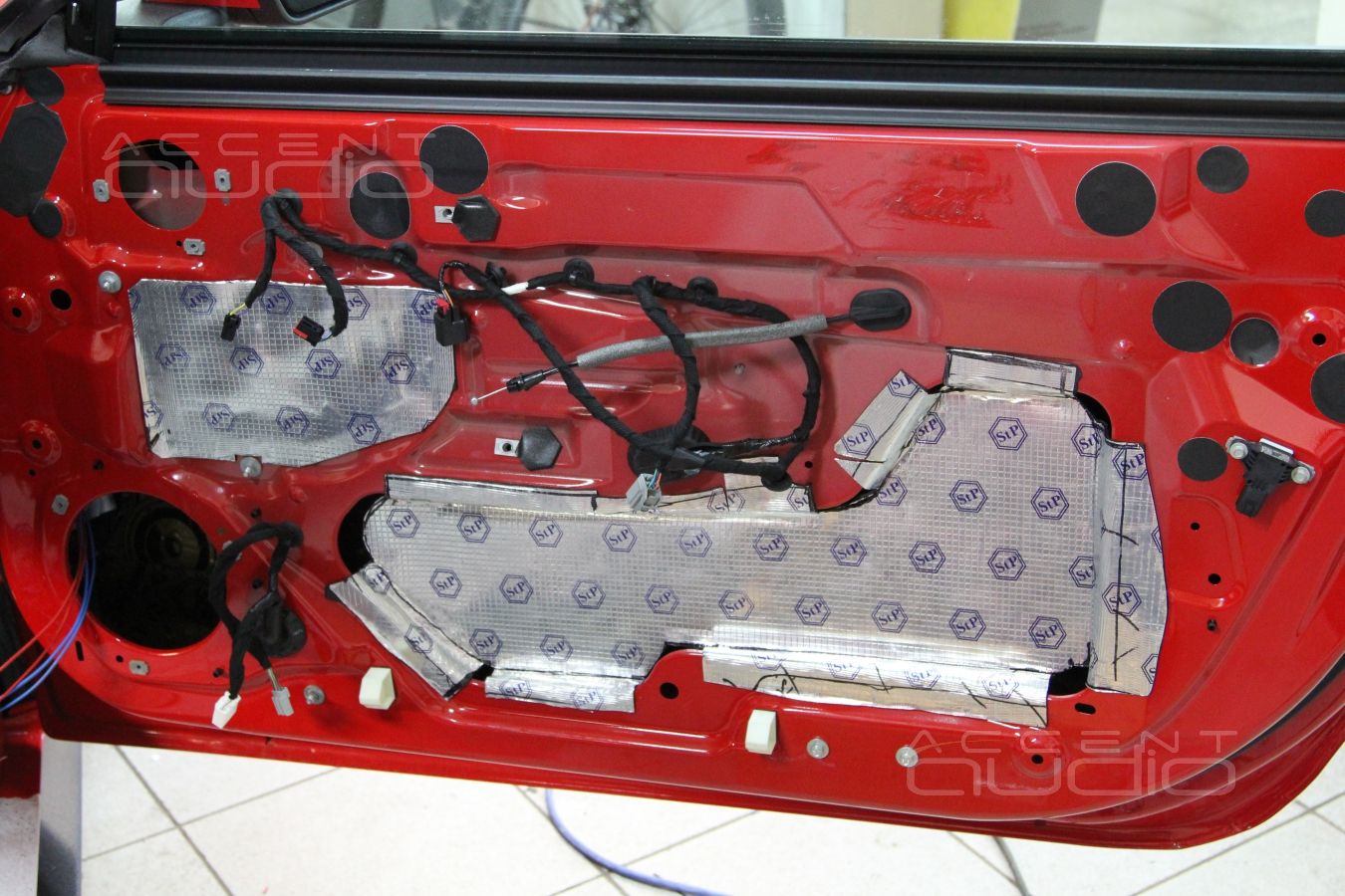 Процесс установки новой акустической системы Ford Mustang