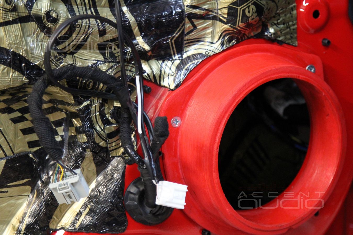 Процесс установки новой акустической системы Ford Mustang