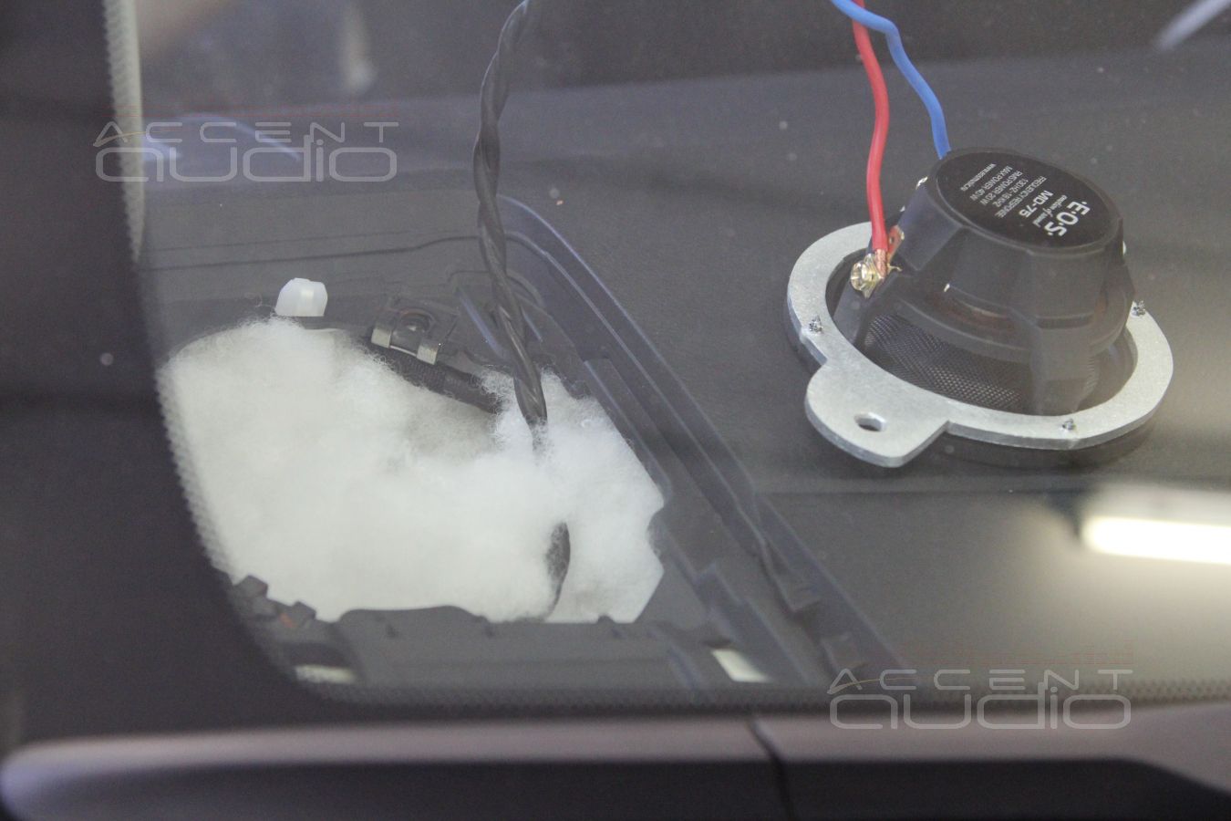 Установка трехполосной акустики в Toyota Prado 150: серединки E.O.S MD-75 в штатных местах