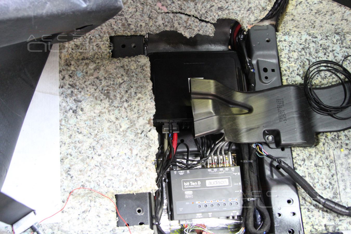 Куда установить усилитель в X-Trail ?