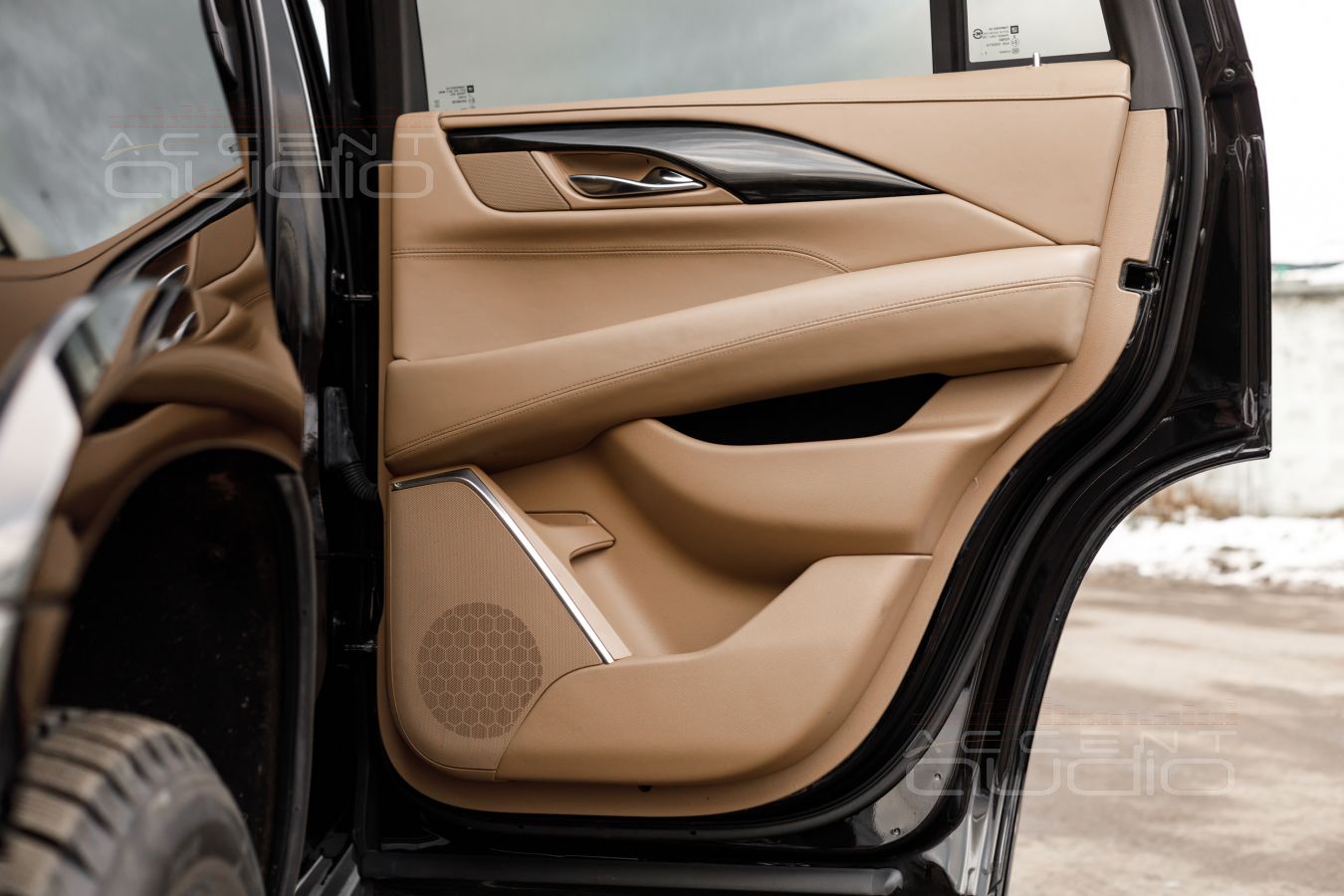 Обычная установка тыловой акустики Helix в Cadillac Escalade