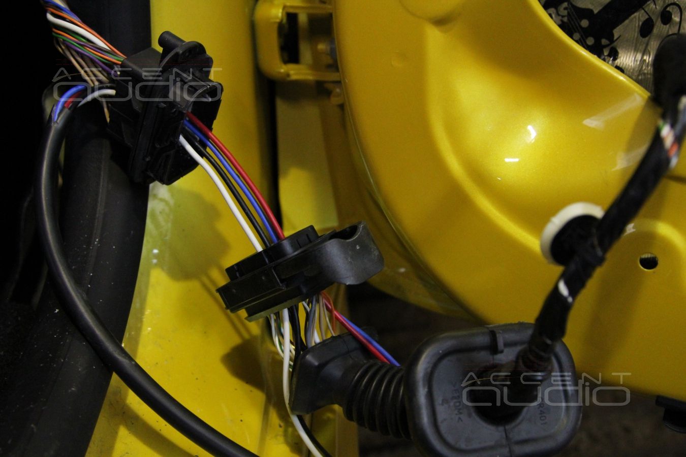 Процесс установки новой акустики в Renault Clio Sport