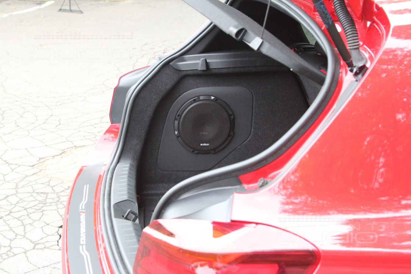 Маленькому сабвуферу – маленький, но качественный корпус: стелс для Audison Prima 8D